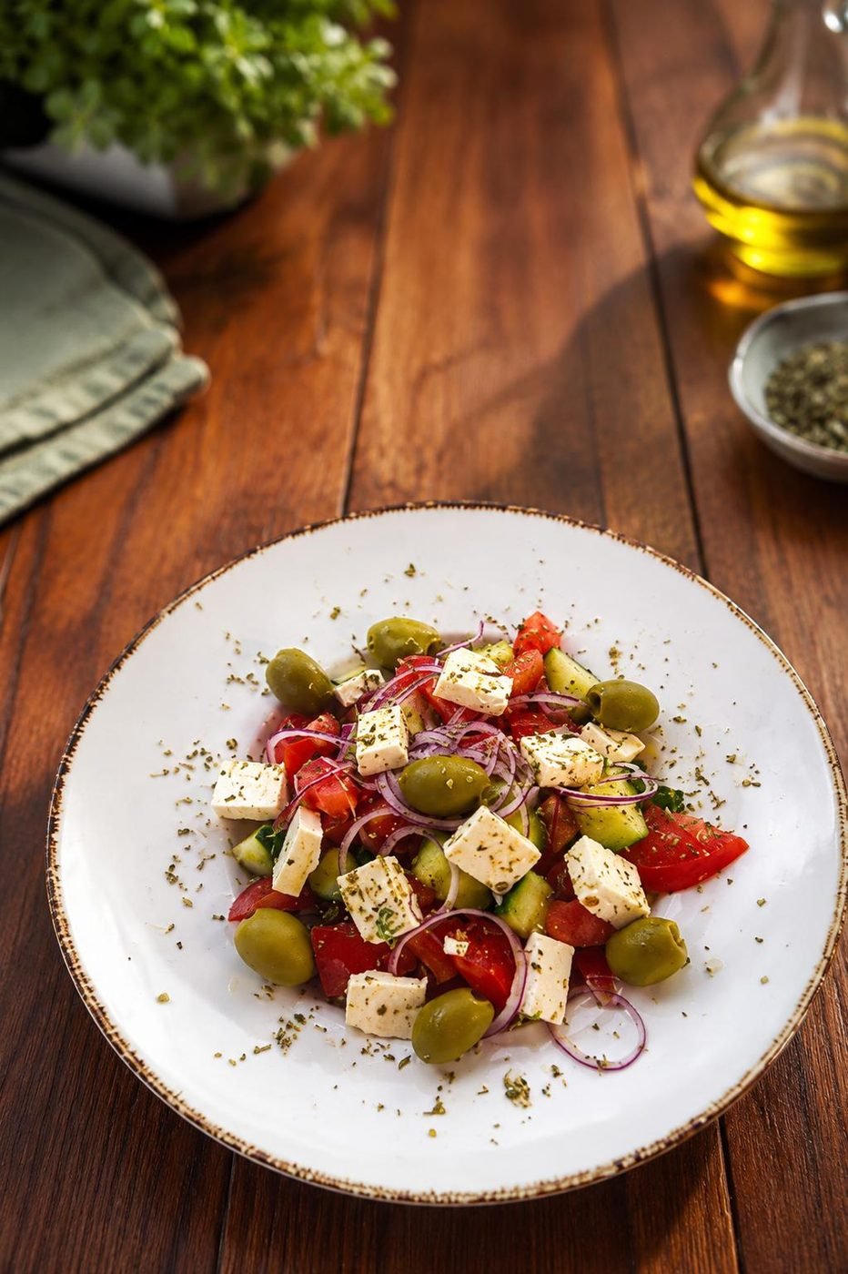 Šopska Salata mit Tomaten, Gurken, Feta, Zwiebeln und Oliven